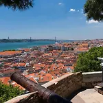 Historic Castle Mezzanine Steps From The Entrance By Nestatlisbon * リスボン