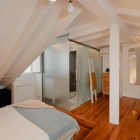 Stylish Getaway In A Mezzanine Flat By The Castle Lisbona