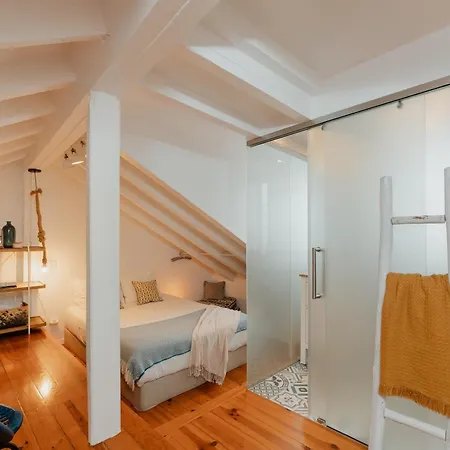 Apartamento Historic Castle Mezzanine Steps From The Entrance By Nestatlisbon *