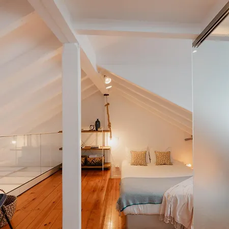 Stylish Getaway In A Mezzanine Flat By The Castle Appartamento Lisbona