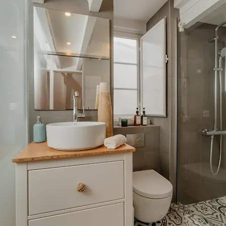 Stylish Getaway In A Mezzanine Flat By The Castle * Lisbona