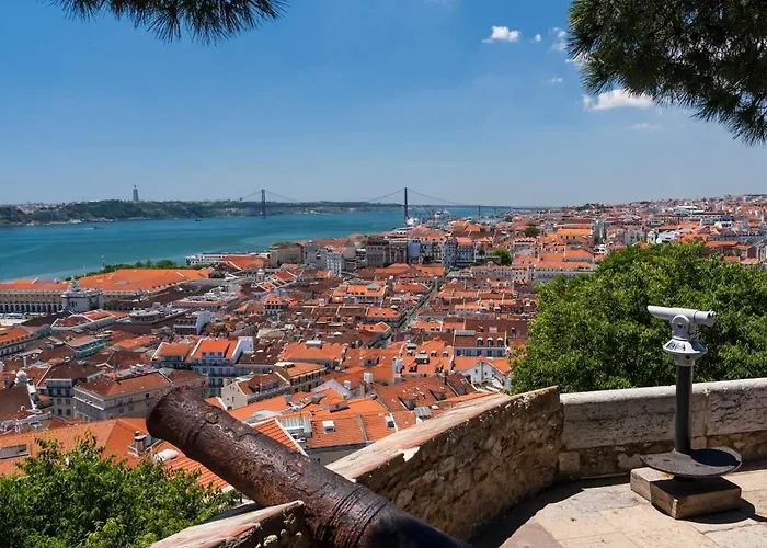 Historic Castle Mezzanine Steps From The Entrance * Lisboa