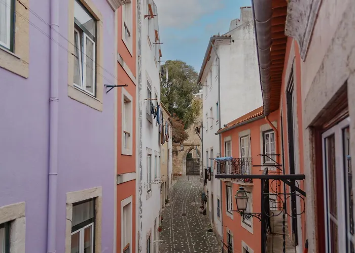 Historic Castle Mezzanine Steps From The Entrance Lisboa
