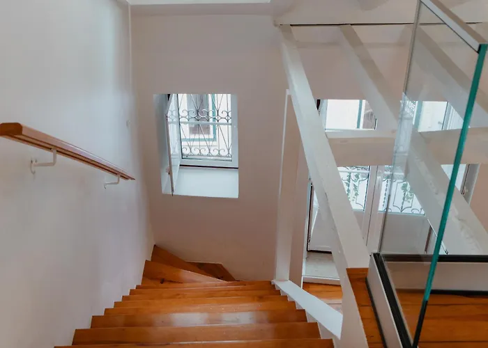 شقة Historic Castle Mezzanine Steps From The Entrance Lisboa
