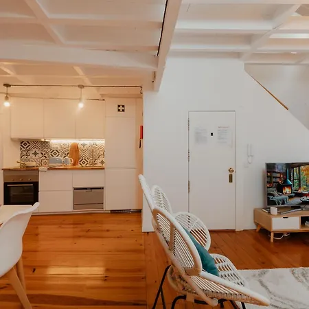 Apartment Stylish Getaway In A Mezzanine Flat By The Castle Lisbon