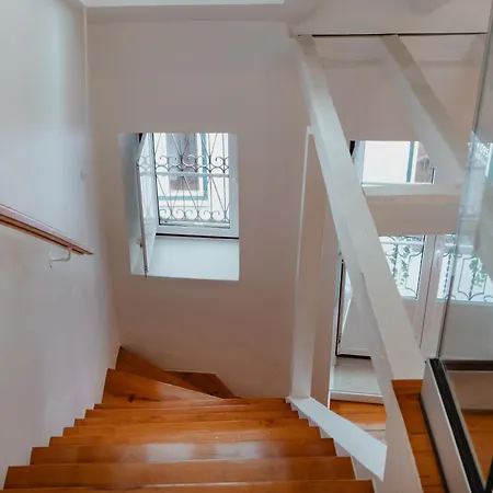 아파트 Historic Castle Mezzanine Steps From The Entrance By Nestatlisbon 리스본